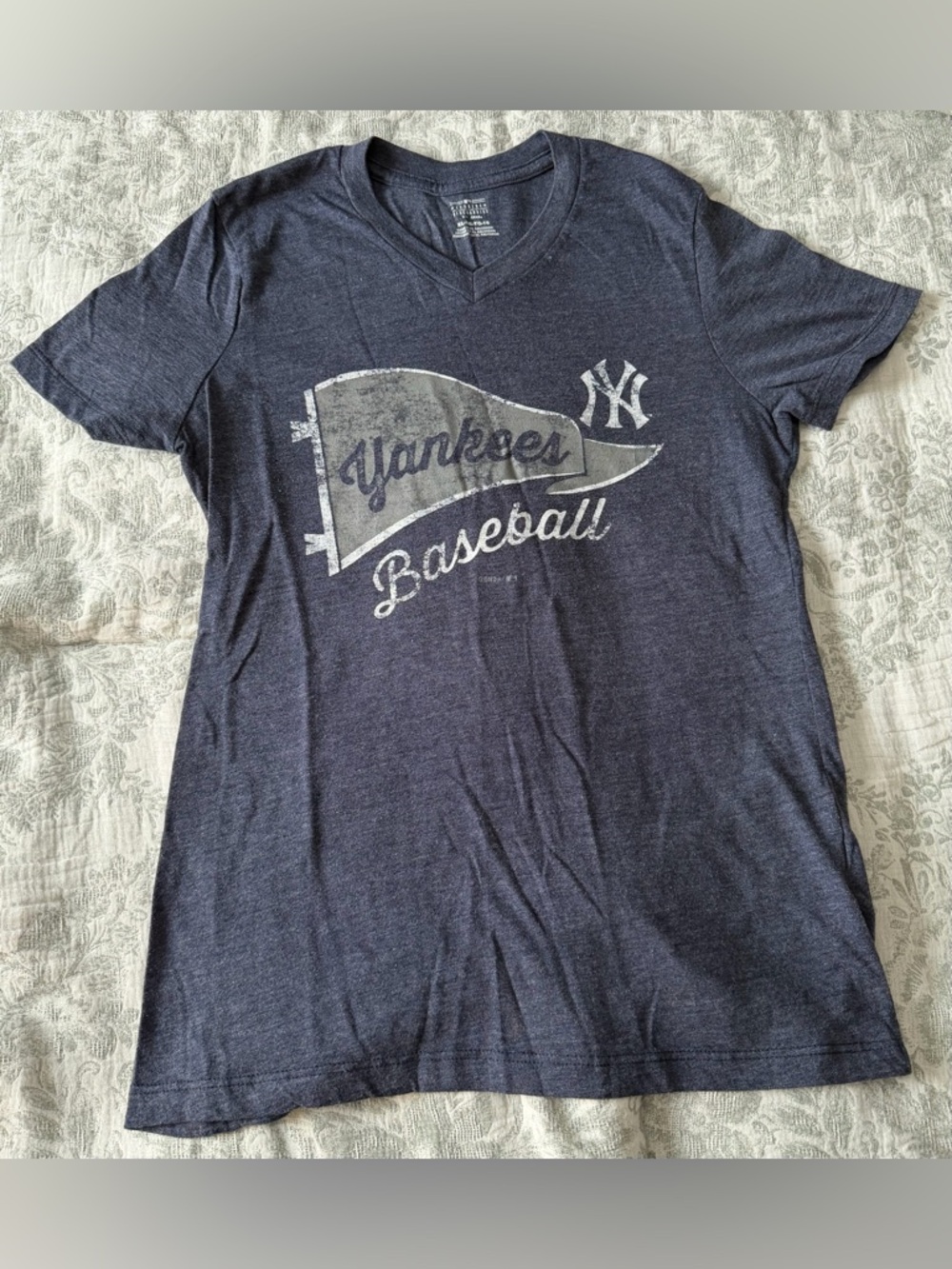 New York Yankees V-Neck Tee XL Navy Distressed MLB Shirt